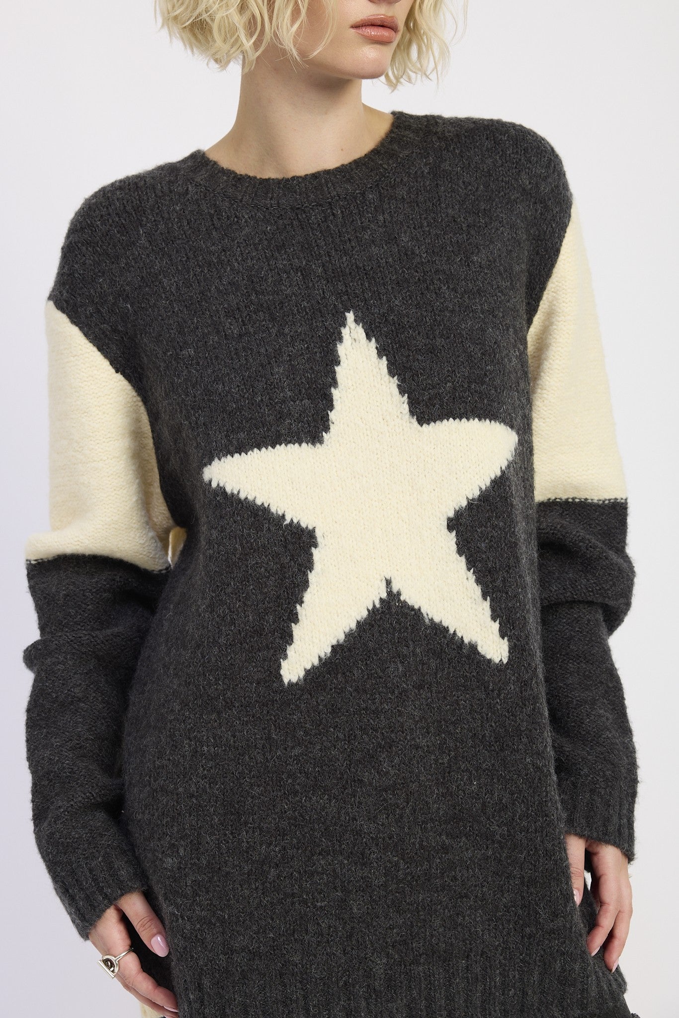 OVERSIZED SWEATER STAR PIN