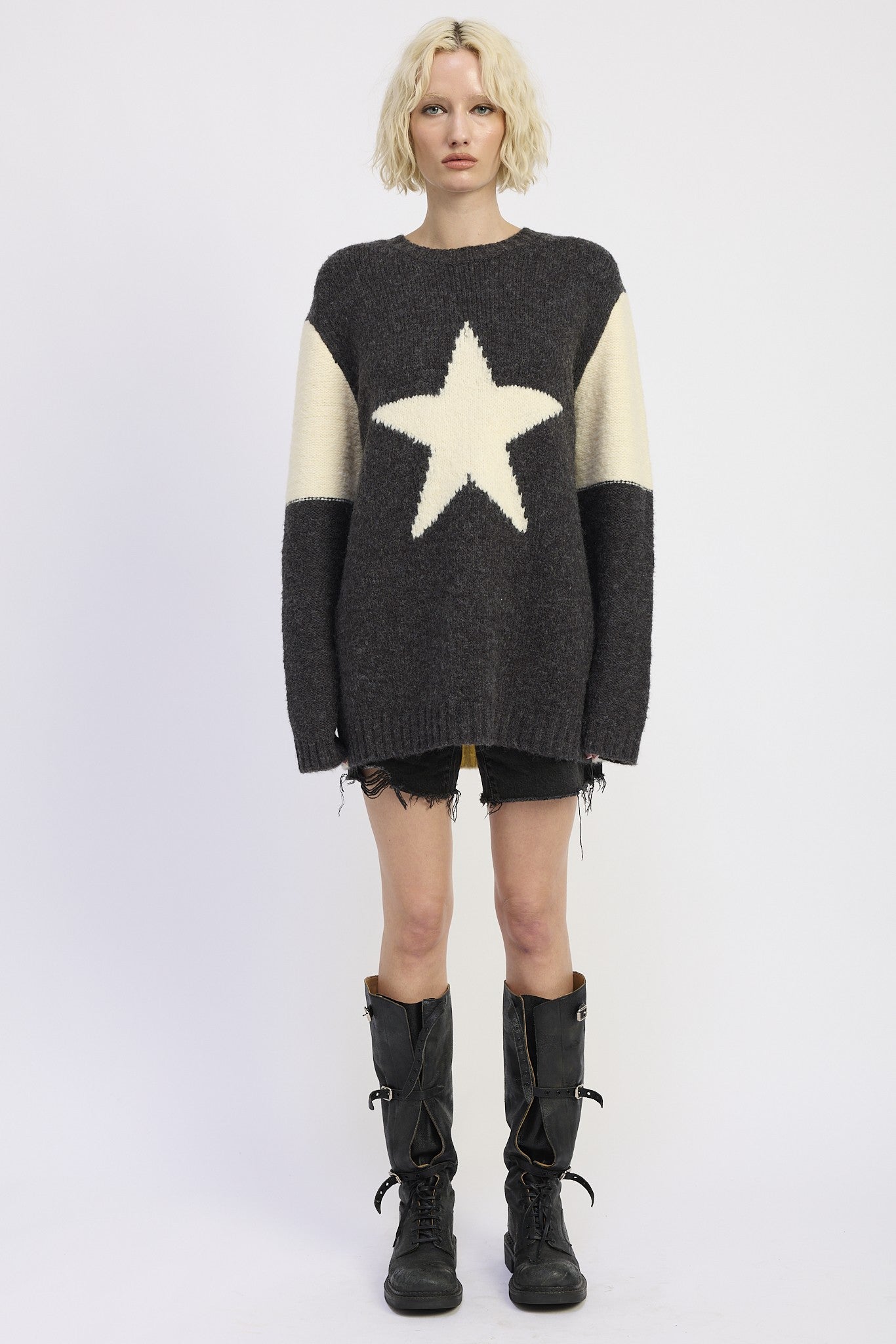 OVERSIZED SWEATER STAR PIN