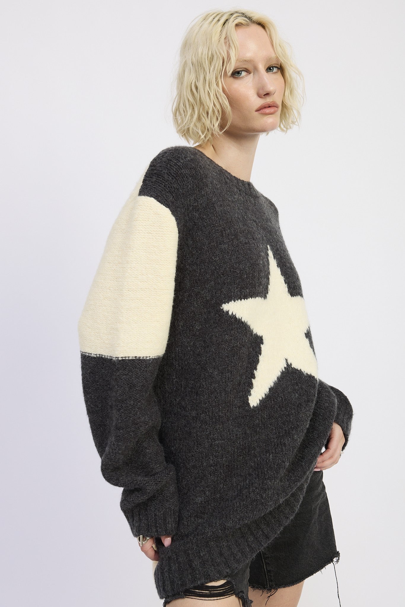 OVERSIZED SWEATER STAR PIN