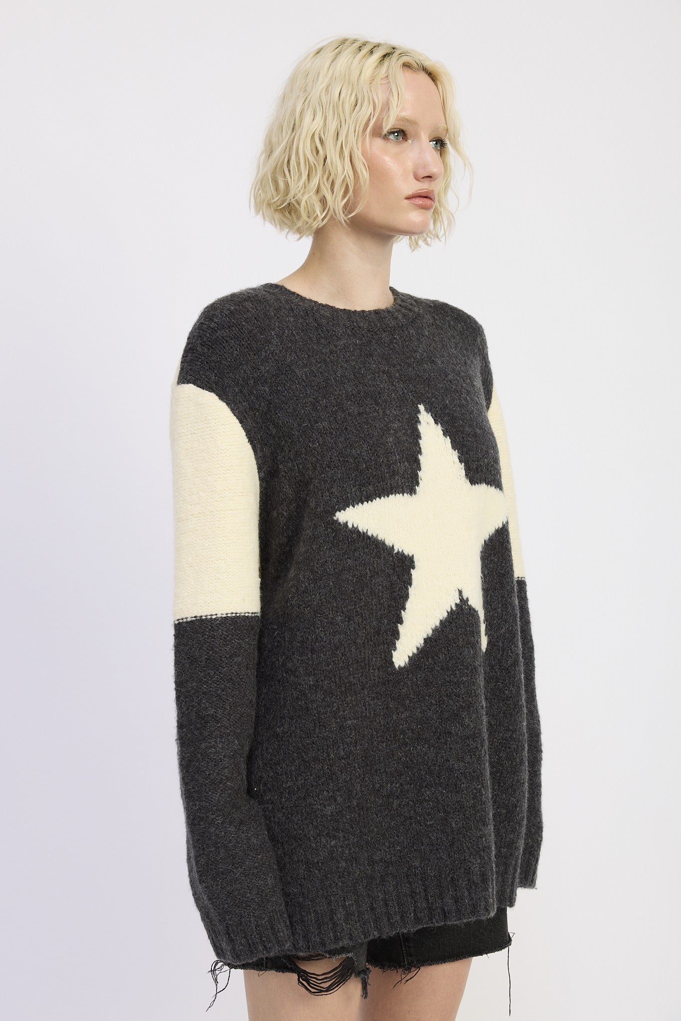 OVERSIZED SWEATER STAR PIN