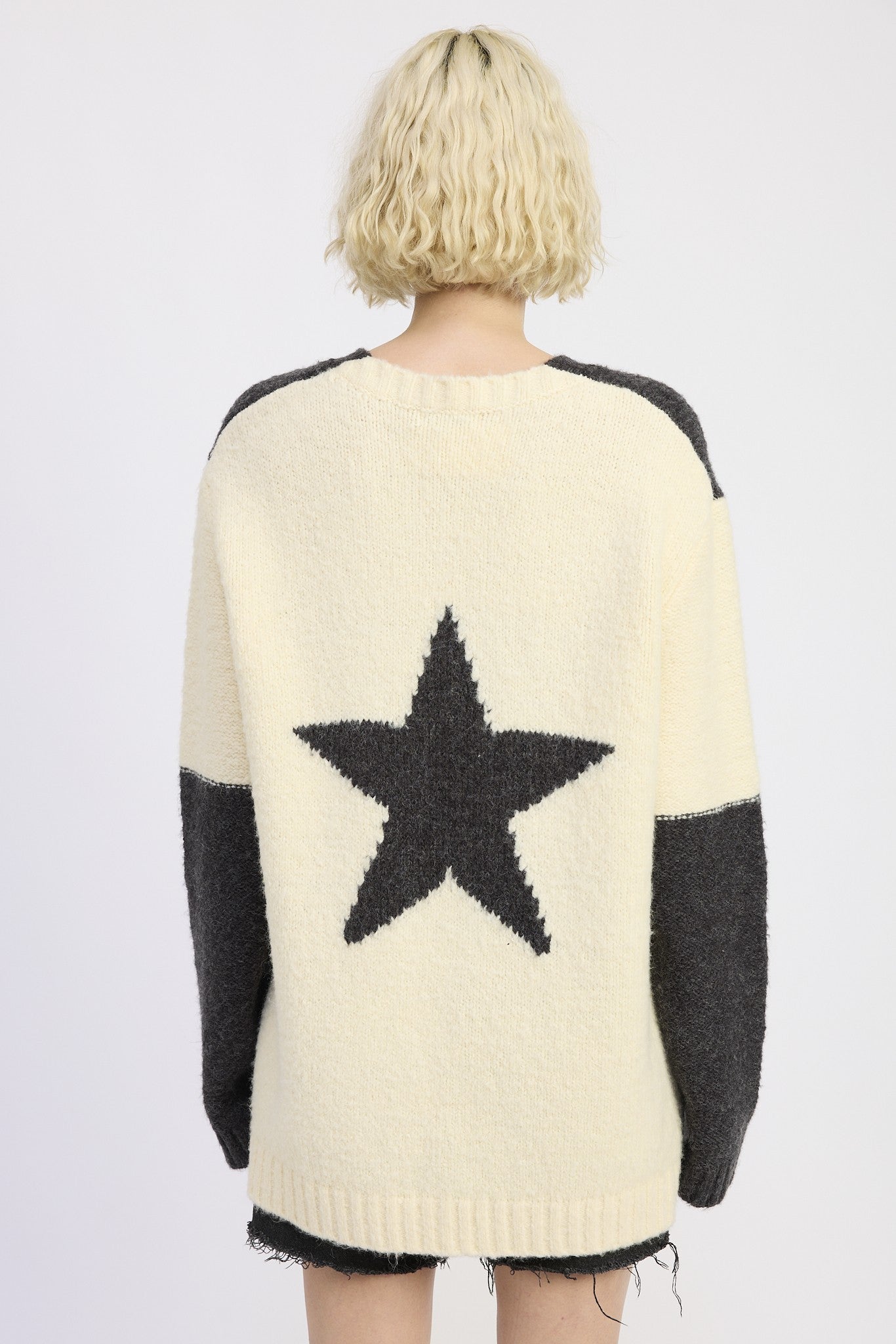 OVERSIZED SWEATER STAR PIN